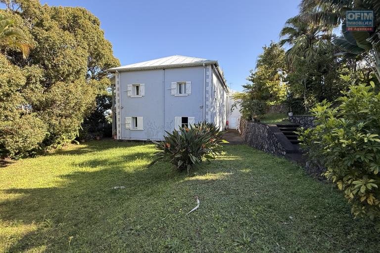 Grande maison/bâtiment de 400 m² situé juste au dessus de la maison cadeau de type F15+ en R+1+combles + un bungalow de 20 m², le tout implanté sur 2830 m² de terrain.