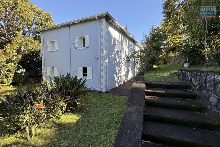 Grande maison/bâtiment de 400 m² situé juste au dessus de la maison cadeau de type F15+ en R+1+combles + un bungalow de 20 m², le tout implanté sur 2830 m² de terrain.