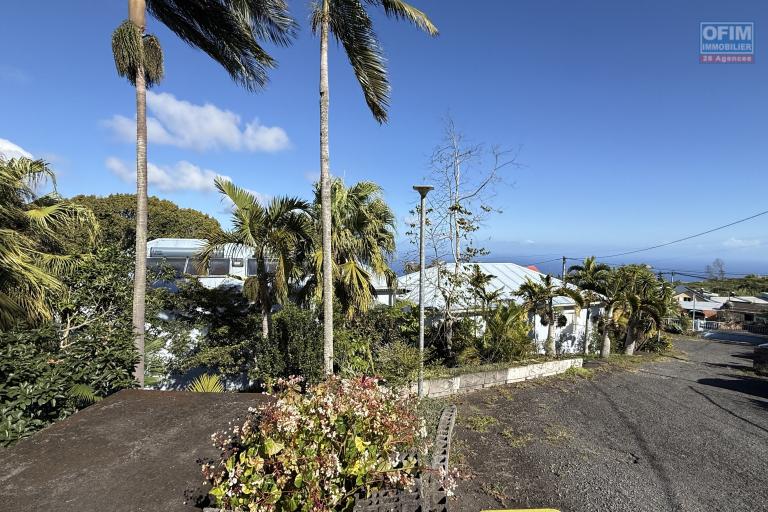 Grande maison/bâtiment de 400 m² situé juste au dessus de la maison cadeau de type F15+ en R+1+combles + un bungalow de 20 m², le tout implanté sur 2830 m² de terrain.