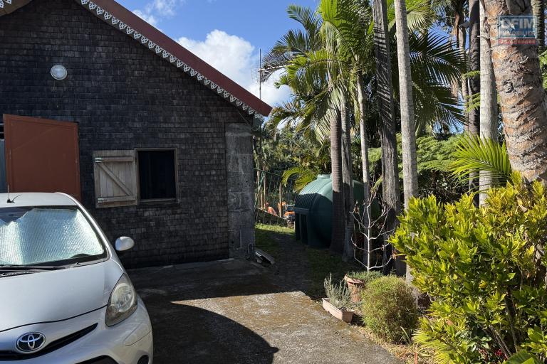 Grande maison/bâtiment de 400 m² situé juste au dessus de la maison cadeau de type F15+ en R+1+combles + un bungalow de 20 m², le tout implanté sur 2830 m² de terrain.