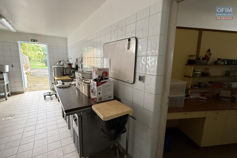 Grande maison/bâtiment de 400 m² situé juste au dessus de la maison cadeau de type F15+ en R+1+combles + un bungalow de 20 m², le tout implanté sur 2830 m² de terrain.