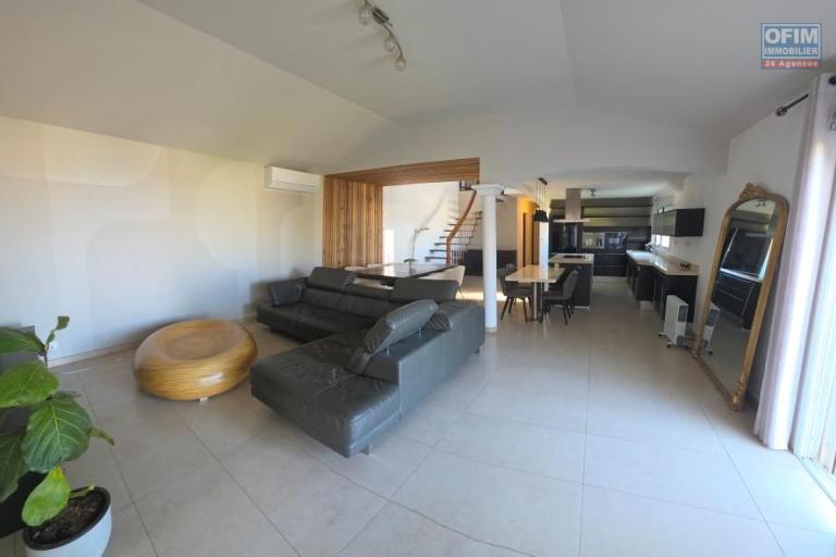 A louer sublime villa MEUBLE de type F7- prestations haut de gamme et environnement paisible