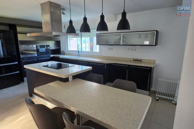 A louer sublime villa MEUBLE de type F7- prestations haut de gamme et environnement paisible