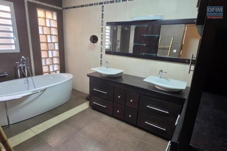 A louer sublime villa MEUBLE de type F7- prestations haut de gamme et environnement paisible