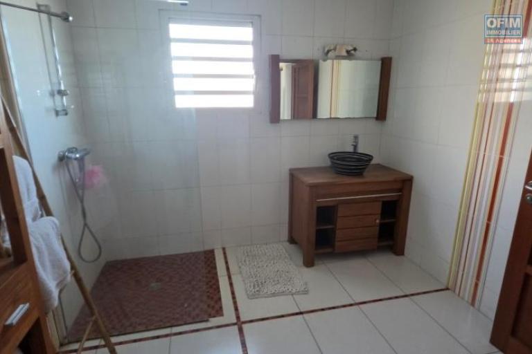 A louer sublime villa MEUBLE de type F7- prestations haut de gamme et environnement paisible