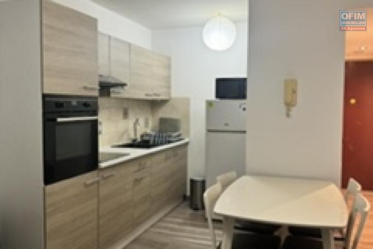 A Louer bel appartement de type F1 meublé résidence le Rembrandt à Sainte Clotilde proche clinique.