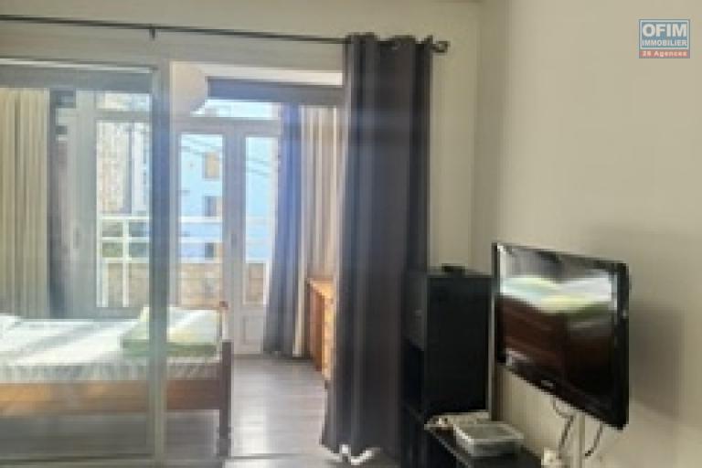 A Louer bel appartement de type F1 meublé résidence le Rembrandt à Sainte Clotilde proche clinique.