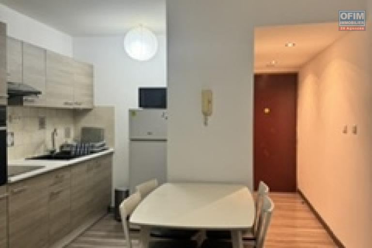 A Louer bel appartement de type F1 meublé résidence le Rembrandt à Sainte Clotilde proche clinique.