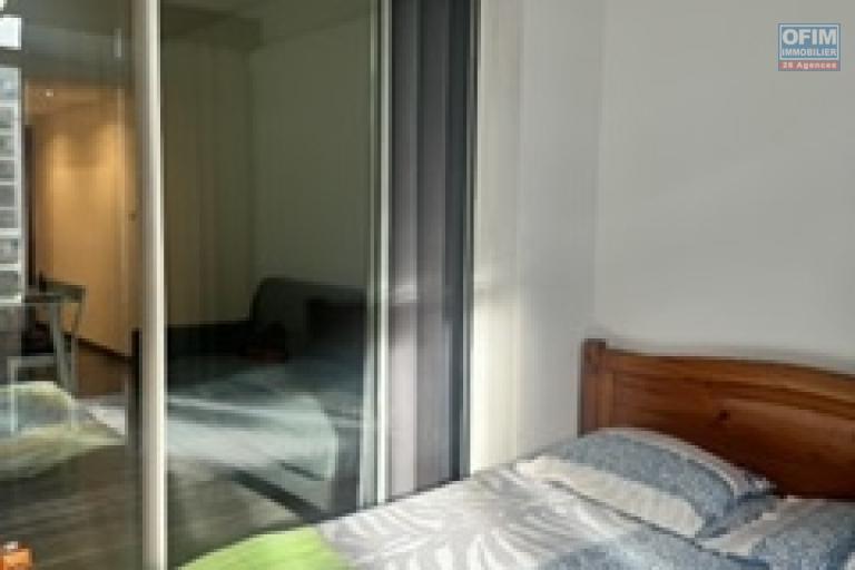 A Louer bel appartement de type F1 meublé résidence le Rembrandt à Sainte Clotilde proche clinique.