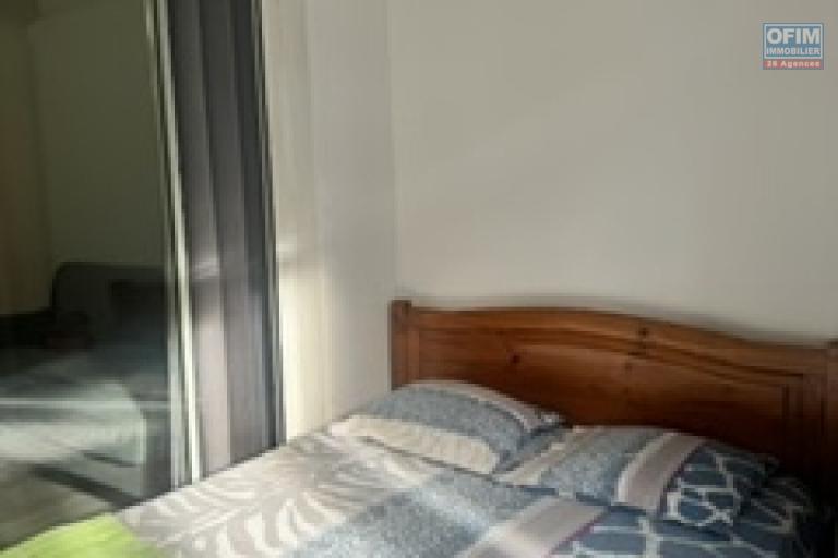 A Louer bel appartement de type F1 meublé résidence le Rembrandt à Sainte Clotilde proche clinique.