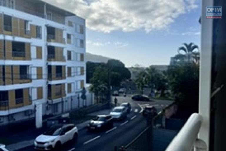 A Louer bel appartement de type F1 meublé résidence le Rembrandt à Sainte Clotilde proche clinique.