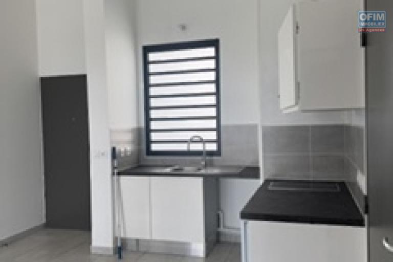 A louer bel appartement récent de type F2 sur la résidence Castel Roc Bois de Nèfles à Sainte Clotilde.