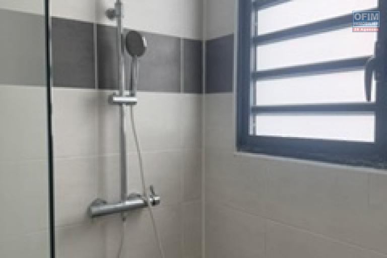 A louer bel appartement récent de type F2 sur la résidence Castel Roc Bois de Nèfles à Sainte Clotilde.