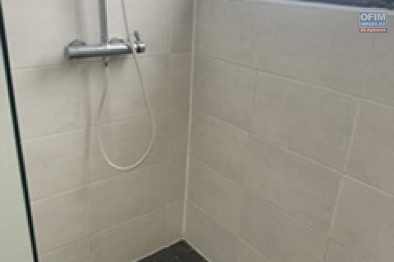 A louer bel appartement récent de type F2 sur la résidence Castel Roc Bois de Nèfles à Sainte Clotilde.