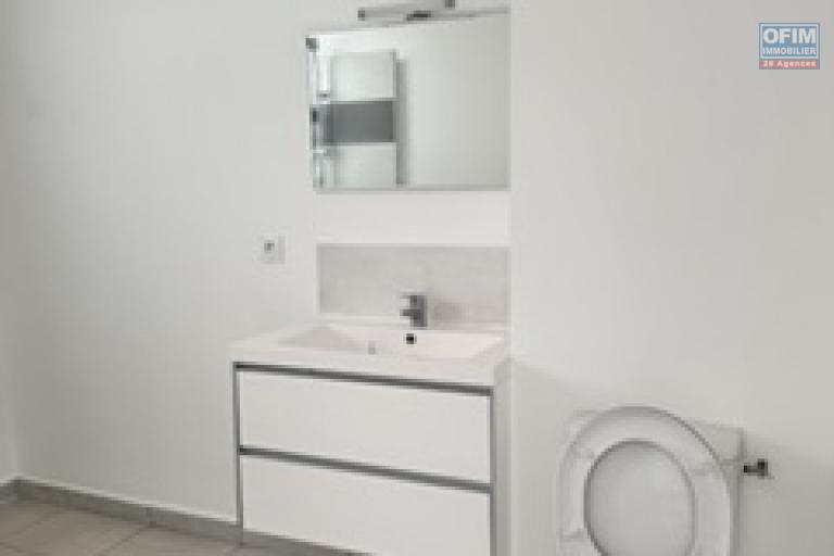 A louer bel appartement récent de type F2 sur la résidence Castel Roc Bois de Nèfles à Sainte Clotilde.