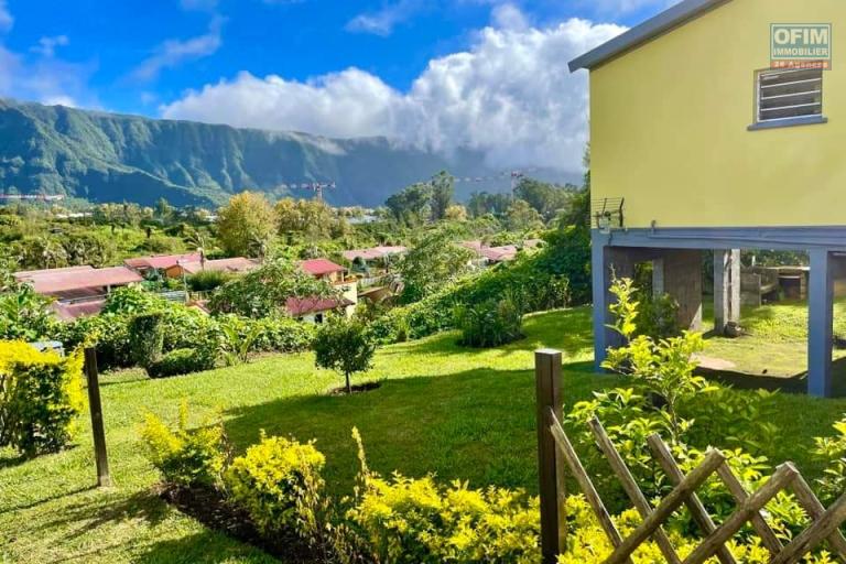 a louer 1 maison avec 2 chambres, jardin, endroit calme, jolie vue montagne