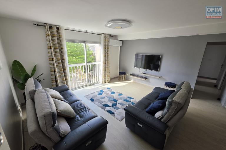 Superbe appartement T5 duplex de 124m2 enti&egrave;rement refait &agrave; neuf et vendu meubl&eacute; &agrave; Sainte Clotilde