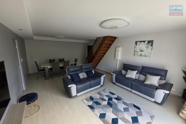 Superbe appartement T5 duplex de 124m2 entièrement refait à neuf et vendu meublé à Sainte Clotilde