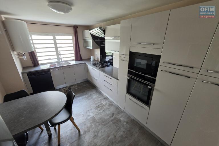 Superbe appartement T5 duplex de 124m2 entièrement refait à neuf et vendu meublé à Sainte Clotilde