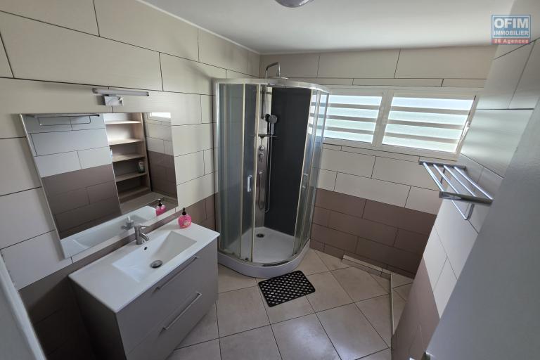 Superbe appartement T5 duplex de 124m2 entièrement refait à neuf et vendu meublé à Sainte Clotilde