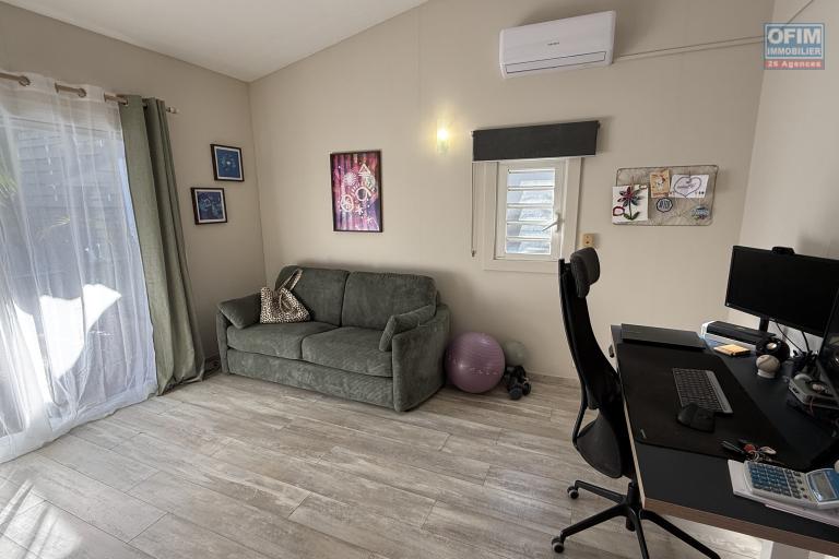 Magnifique villa F5/6 + studio ind&eacute;pendant, d'une surface habitable de 165 m&sup2; (200 m&sup2; utiles) &agrave; 245 m d'altitude, vue mer, avec piscine chauff&eacute;e et carport.