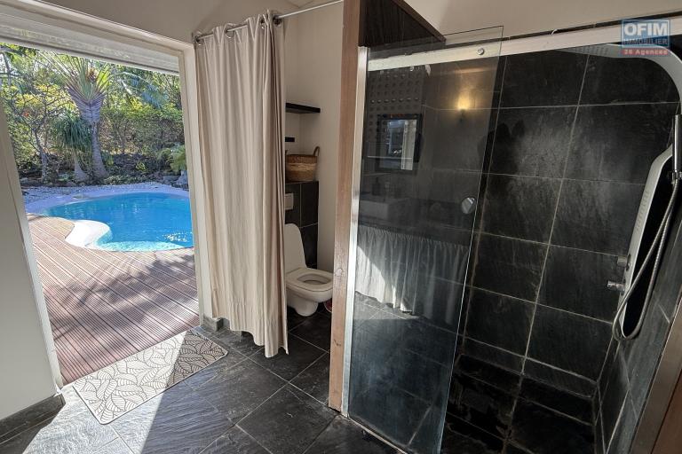 Magnifique villa F5/6 + studio ind&eacute;pendant, d'une surface habitable de 165 m&sup2; (200 m&sup2; utiles) &agrave; 245 m d'altitude, vue mer, avec piscine chauff&eacute;e et carport.