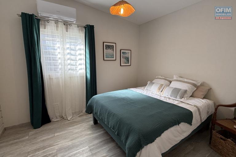 Magnifique villa F5/6 + studio ind&eacute;pendant, d'une surface habitable de 165 m&sup2; (200 m&sup2; utiles) &agrave; 245 m d'altitude, vue mer, avec piscine chauff&eacute;e et carport.
