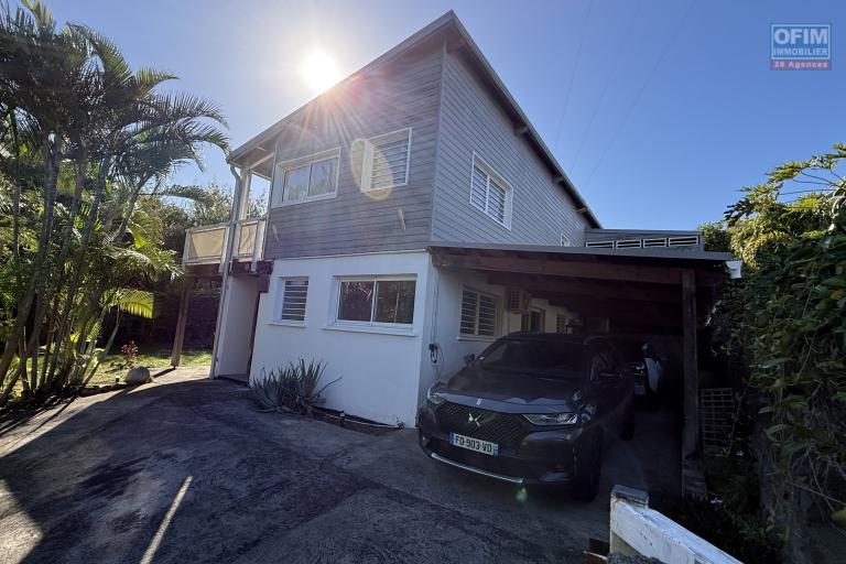 Magnifique villa F5/6 + studio ind&eacute;pendant, d'une surface habitable de 165 m&sup2; (200 m&sup2; utiles) &agrave; 245 m d'altitude, vue mer, avec piscine chauff&eacute;e et carport.