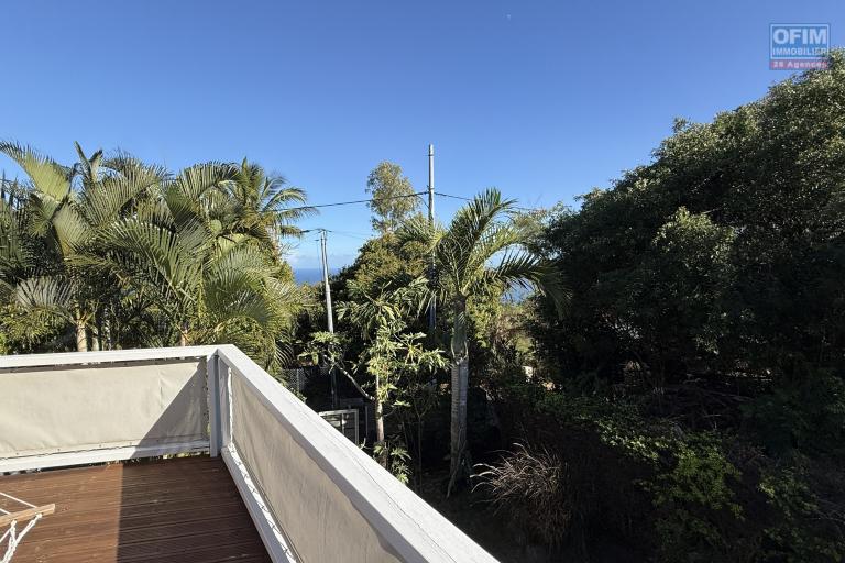 Magnifique villa F5/6 + studio ind&eacute;pendant, d'une surface habitable de 165 m&sup2; (200 m&sup2; utiles) &agrave; 245 m d'altitude, vue mer, avec piscine chauff&eacute;e et carport.