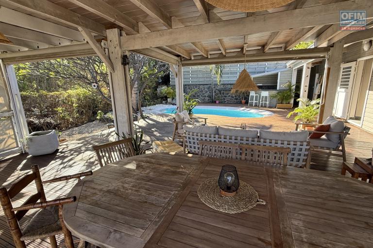 Magnifique villa F5/6 + studio ind&eacute;pendant, d'une surface habitable de 165 m&sup2; (200 m&sup2; utiles) &agrave; 245 m d'altitude, vue mer, avec piscine chauff&eacute;e et carport.