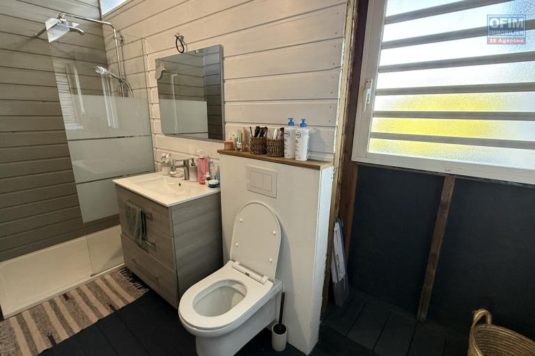 Magnifique villa F5/6 + studio ind&eacute;pendant, d'une surface habitable de 165 m&sup2; (200 m&sup2; utiles) &agrave; 245 m d'altitude, vue mer, avec piscine chauff&eacute;e et carport.