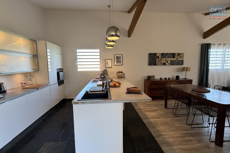Magnifique villa F5/6 + studio ind&eacute;pendant, d'une surface habitable de 165 m&sup2; (200 m&sup2; utiles) &agrave; 245 m d'altitude, vue mer, avec piscine chauff&eacute;e et carport.
