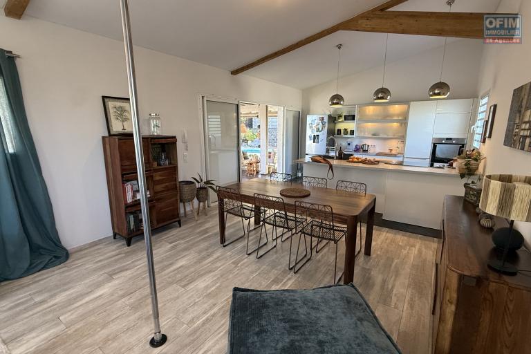 Magnifique villa F5/6 + studio ind&eacute;pendant, d'une surface habitable de 165 m&sup2; (200 m&sup2; utiles) &agrave; 245 m d'altitude, vue mer, avec piscine chauff&eacute;e et carport.
