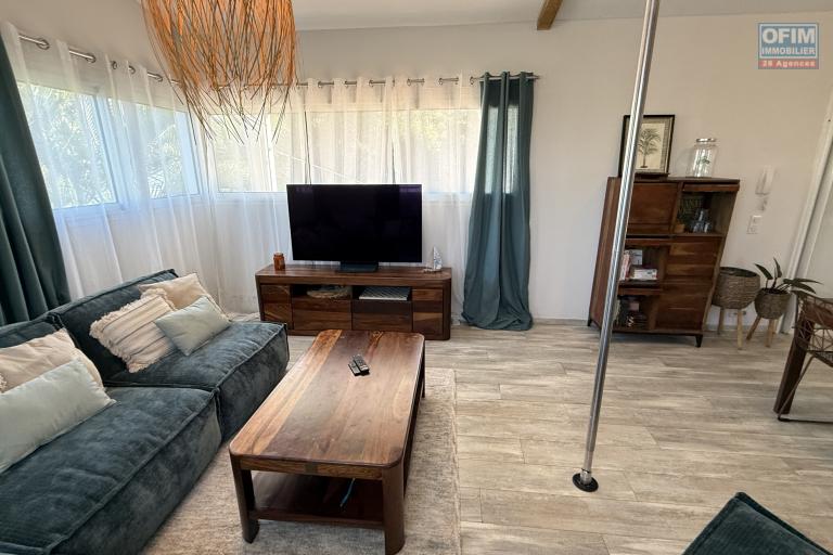 Magnifique villa F5/6 + studio ind&eacute;pendant, d'une surface habitable de 165 m&sup2; (200 m&sup2; utiles) &agrave; 245 m d'altitude, vue mer, avec piscine chauff&eacute;e et carport.