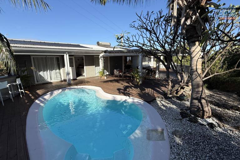 Magnifique villa F5/6 + studio ind&eacute;pendant, d'une surface habitable de 165 m&sup2; (200 m&sup2; utiles) &agrave; 245 m d'altitude, vue mer, avec piscine chauff&eacute;e et carport.