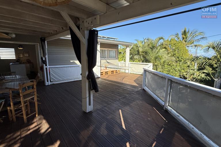 Magnifique villa F5/6 + studio ind&eacute;pendant, d'une surface habitable de 165 m&sup2; (200 m&sup2; utiles) &agrave; 245 m d'altitude, vue mer, avec piscine chauff&eacute;e et carport.