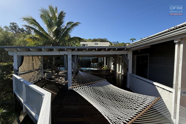 Magnifique villa F5/6 + studio ind&eacute;pendant, d'une surface habitable de 165 m&sup2; (200 m&sup2; utiles) &agrave; 245 m d'altitude, vue mer, avec piscine chauff&eacute;e et carport.