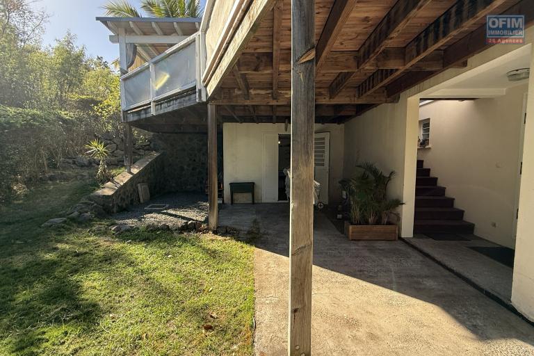 Magnifique villa F5/6 + studio ind&eacute;pendant, d'une surface habitable de 165 m&sup2; (200 m&sup2; utiles) &agrave; 245 m d'altitude, vue mer, avec piscine chauff&eacute;e et carport.