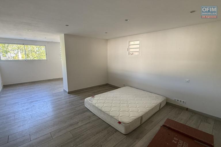 Magnifique villa F5/6 + studio ind&eacute;pendant, d'une surface habitable de 165 m&sup2; (200 m&sup2; utiles) &agrave; 245 m d'altitude, vue mer, avec piscine chauff&eacute;e et carport.