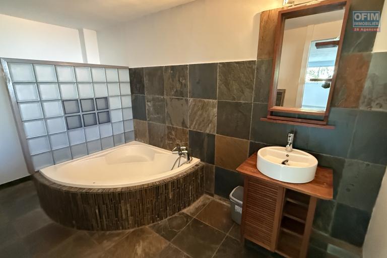 Magnifique villa F5/6 + studio ind&eacute;pendant, d'une surface habitable de 165 m&sup2; (200 m&sup2; utiles) &agrave; 245 m d'altitude, vue mer, avec piscine chauff&eacute;e et carport.