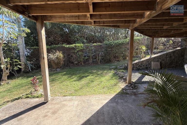 Magnifique villa F5/6 + studio ind&eacute;pendant, d'une surface habitable de 165 m&sup2; (200 m&sup2; utiles) &agrave; 245 m d'altitude, vue mer, avec piscine chauff&eacute;e et carport.