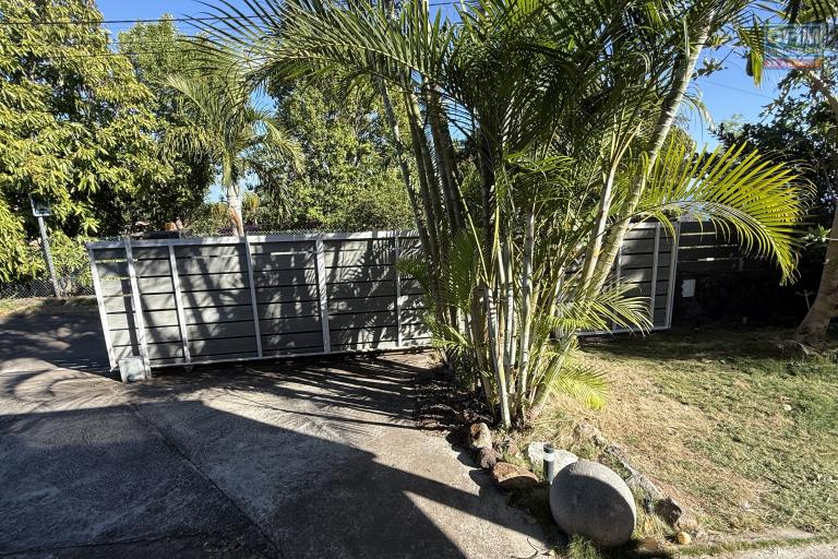 Magnifique villa F5/6 + studio ind&eacute;pendant, d'une surface habitable de 165 m&sup2; (200 m&sup2; utiles) &agrave; 245 m d'altitude, vue mer, avec piscine chauff&eacute;e et carport.