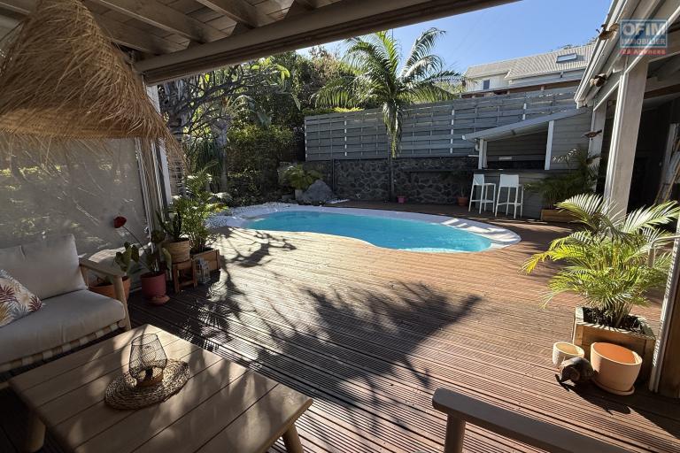 Magnifique villa F5/6 + studio ind&eacute;pendant, d'une surface habitable de 165 m&sup2; (200 m&sup2; utiles) &agrave; 245 m d'altitude, vue mer, avec piscine chauff&eacute;e et carport.