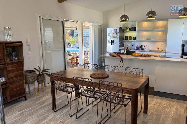 Magnifique villa F5/6 + studio ind&eacute;pendant, d'une surface habitable de 165 m&sup2; (200 m&sup2; utiles) &agrave; 245 m d'altitude, vue mer, avec piscine chauff&eacute;e et carport.