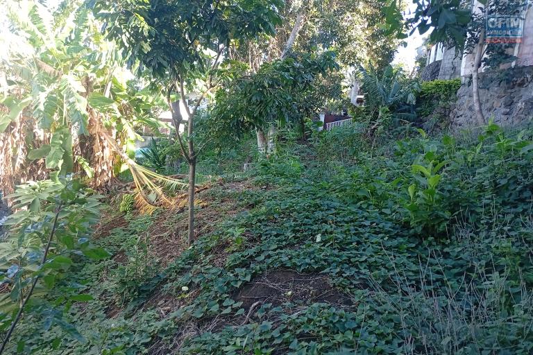 A VENDRE TERRAIN DE 374 M2 A ST GILLES LES HAUTS