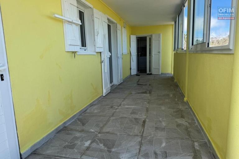 A louer magnifique villa MEUBLE de plain-pied d'environ 100 m&sup2; &agrave; B&eacute;rive le Tampon