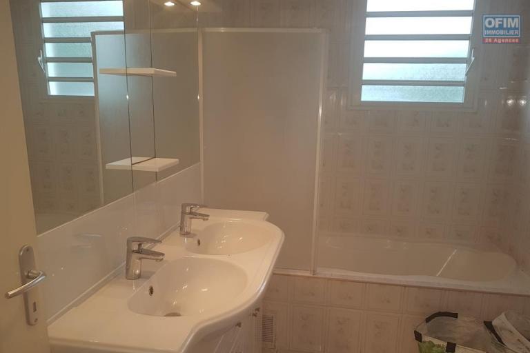 A louer jolie villa de type F4 d'environ 94 m² le tampon 14 éme