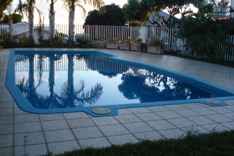 A vendre bel appartement de type F2 dans r&eacute;sidence avec piscine les 400 le Tampon