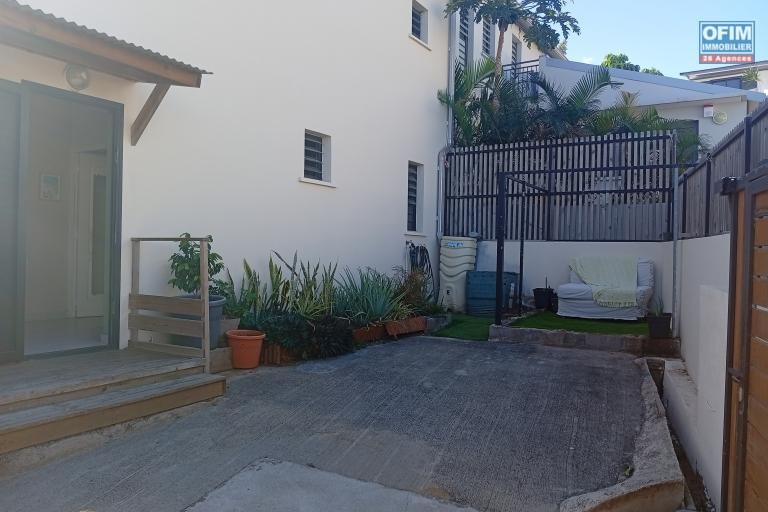 A VENDRE MAISON F4 DE 180 M2 DE SURFACE AVEC PISCINE ET VUE MER A ST LEU