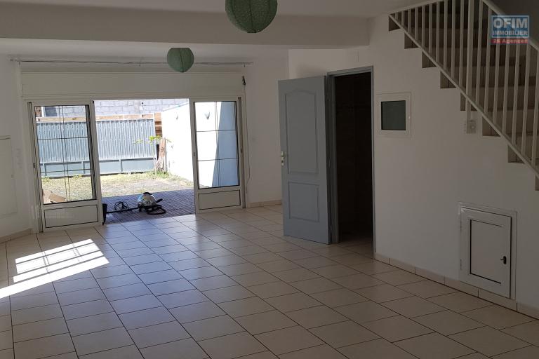 A louer villa F4 mitoyenne dans impasse proche route des Tamarins